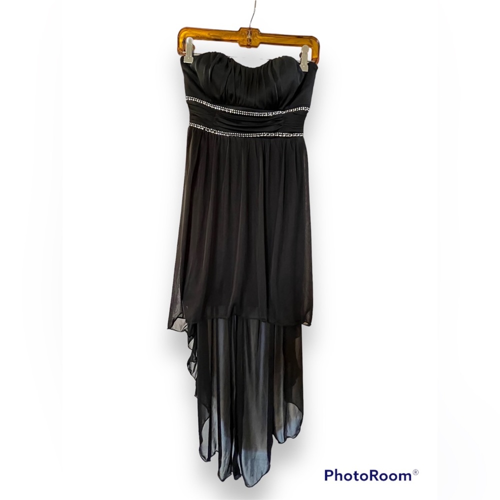 Cute high low dress. Simple and comfortable. Strapless.